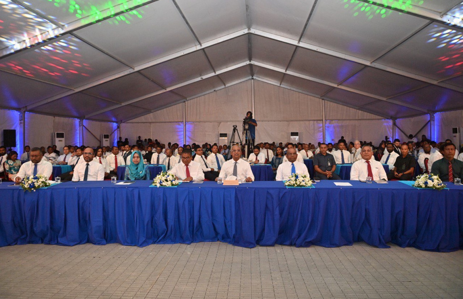 މަސްވެރިންގެ ދުވަސް ފާހަގަކުރަން ބޭއްވި ޖަލްސާގައި ރައީސް އިބްރާހިމް މުހައްމަދު ސޯލިހާއި ސަރުކާރުގެ ބައެއް އިސްވެރިން ބައިވެރިވެވަޑައިގަންނަވަނީ.-- ފޮޓޯ: ރައީސް އޮފީސް