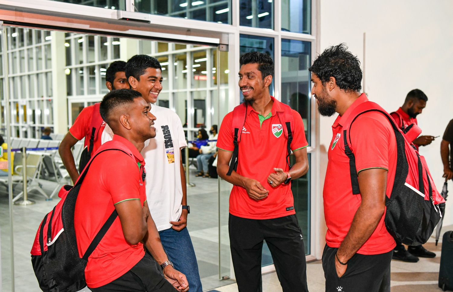 ސްޕެއިންގެ ހަވަނަ ޑިވިޝަންގައި ކުޅެމުން އަންނަ މިރާޝް (ވ) ޓީމު ފުރުމުގެ ކުރިން މާލޭ ބަސްޓާމިނަލުގައި --- ފޮޓޯ: ނިޝާން އަލީ | މިހާރު