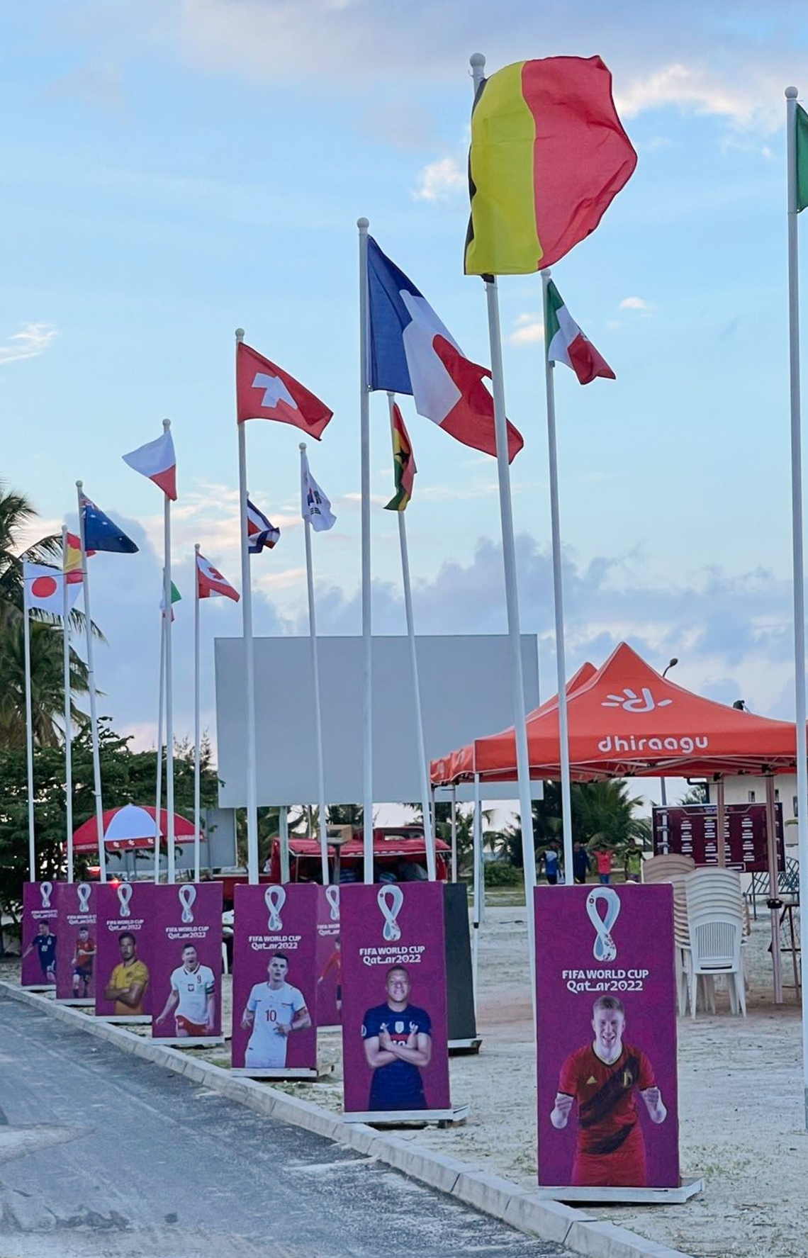 ދިރާގާއި އޭދަފުށީގެ ކްލަބް ކޮމްބިނޭޝަން (ސީސީ) ގުޅިގެން ތައްޔާރު ކުރި ވޯލްޑް ކަޕް ފޭން ޒޯން: މިއީ އޭދަފުށީގައި މިހާރު އެންމެ މަގުބޫލު އެއް ތަން.--- ފޮޓޯ: އަހުމަދު ޔާނިއު