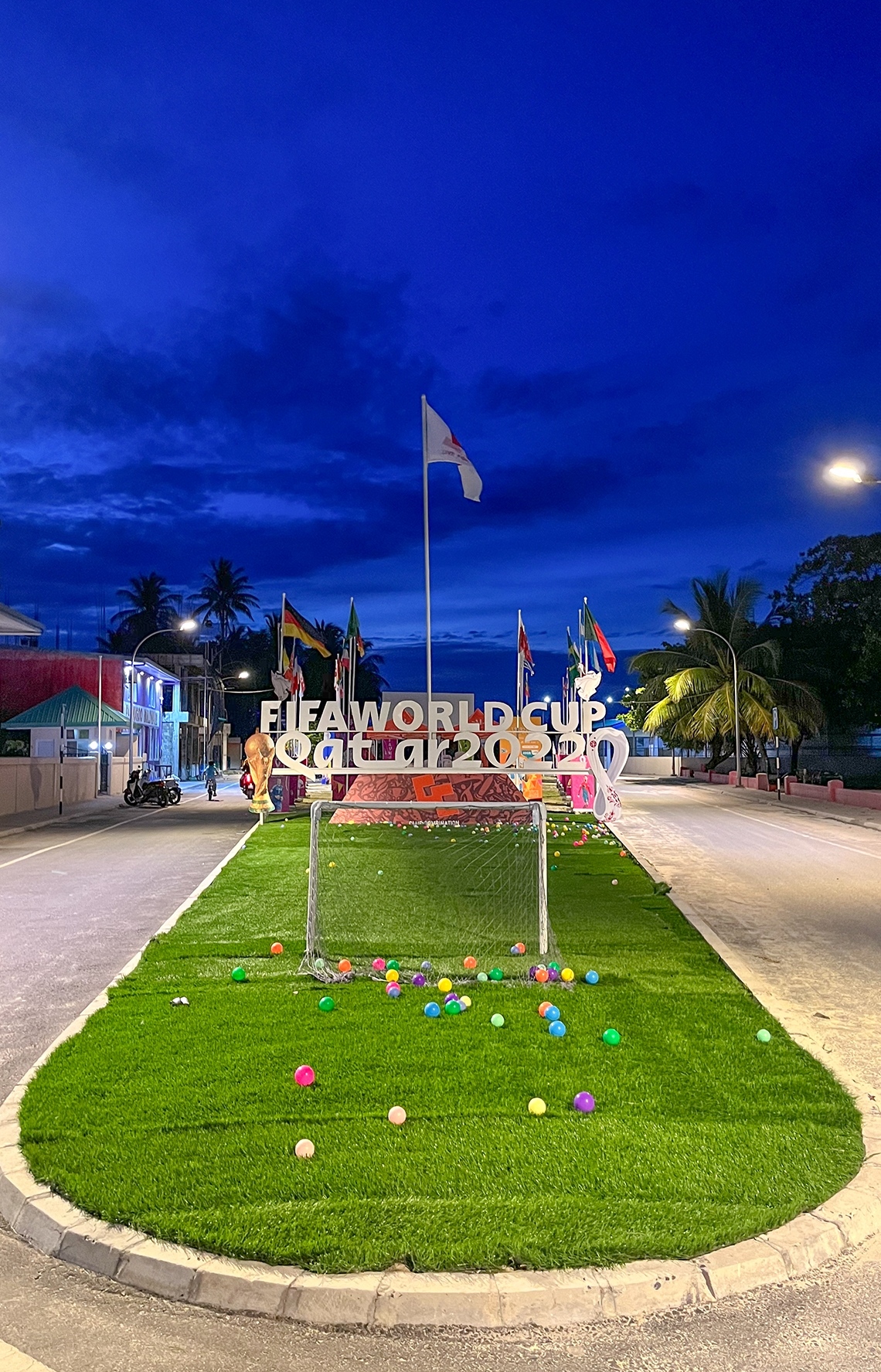 ދިރާގާއި އޭދަފުށީގެ ކްލަބް ކޮމްބިނޭޝަން (ސީސީ) ގުޅިގެން ތައްޔާރު ކުރި ވޯލްޑް ކަޕް ފޭން ޒޯން: މި ދުވަސްވަރު އެ ރަށުގައި އެންމެ މަގުބޫލު ތަނަކީ އެ ފޭން ޒޯން.--- ފޮޓޯ: އަހުމަދު ޔާނިއު