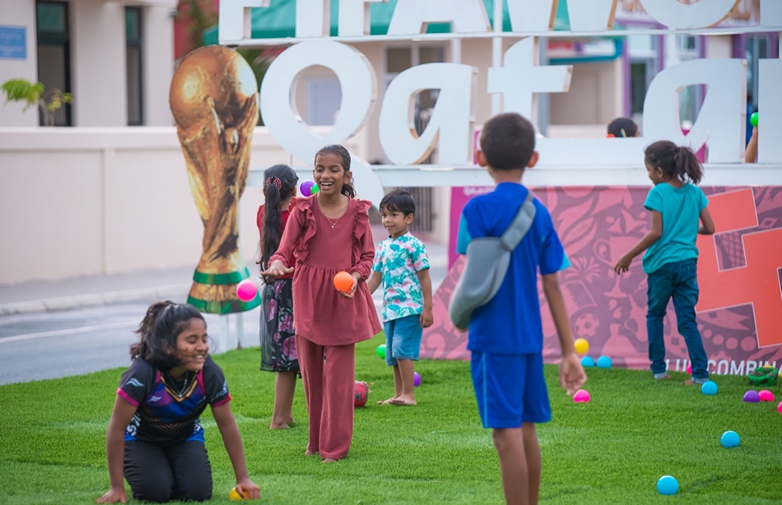 ވޯލްޑް ކަޕްގެ ފޯރި ނަގައި، މެޗުތައް ބަލަން އޭދަފުށީގެ ކްލަބް ކޮމްބިނޭޝަން (ސީސީ) އިން ތައްޔާރުކުރި ފޭން ޒޯނުގައި ކުޑަކުދިންތަކެއް ކުޅެނީ: މިއީ އެ ކްލަބާއި ދިރާގާ ގުޅިގެން ތައްޔާރުކުރި ފޭން ޒޯނެއް.--- ފޮޓޯތައް: އަހުމަދު ޔާނިއު