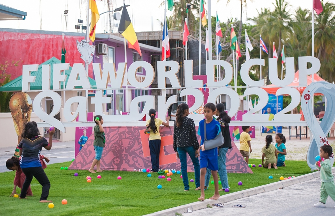 ވޯލްޑް ކަޕްގެ ފޯރި ނަގައި، މެޗުތައް ބަލަން އޭދަފުށީގެ ކްލަބް ކޮމްބިނޭޝަން (ސީސީ) އިން ތައްޔާރުކުރި ފޭން ޒޯނުގައި ކުޑަކުދިންތަކެއް ކުޅެނީ: މިއީ އެ ރަށުގެ ކުދިންގެ މެދުގައި މިހާރު މަގުބޫލު ތަނެއް.--- ފޮޓޯތައް: އަހުމަދު ޔާނިއު