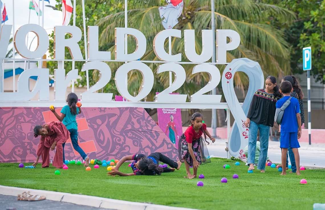 ވޯލްޑް ކަޕްގެ ފޯރި ނަގައި، މެޗުތައް ބަލަން އޭދަފުށީގެ ކްލަބް ކޮމްބިނޭޝަން (ސީސީ) އިން ތައްޔާރުކުރި ފޭން ޒޯނުގައި ކުޑަކުދިންތަކެއް ކުޅެނީ: މިއީ އެ ރަށުގެ ކުދިންގެ މެދުގައި މިހާރު މަގުބޫލު ތަނެއް.--- ފޮޓޯތައް: އަހުމަދު ޔާނިއު