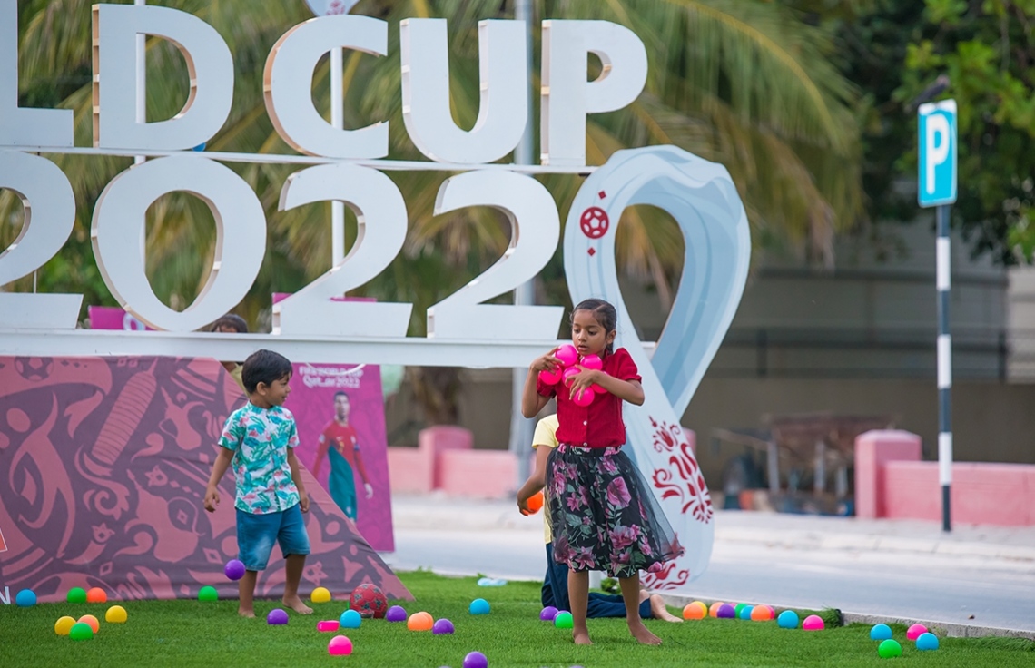 ވޯލްޑް ކަޕްގެ ފޯރި ނަގައި، މެޗުތައް ބަލަން އޭދަފުށީގެ ކްލަބް ކޮމްބިނޭޝަން (ސީސީ) އިން ތައްޔާރުކުރި ފޭން ޒޯނުގައި ކުޑަކުދިންތަކެއް ކުޅެނީ: މިއީ އެ ރަށުގެ ކުދިންގެ މެދުގައި މިހާރު މަގުބޫލު ތަނެއް.--- ފޮޓޯތައް: އަހުމަދު ޔާނިއު