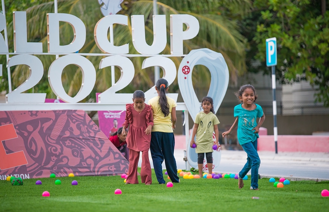 ވޯލްޑް ކަޕްގެ ފޯރި ނަގައި، މެޗުތައް ބަލަން އޭދަފުށީގެ ކްލަބް ކޮމްބިނޭޝަން (ސީސީ) އިން ތައްޔާރުކުރި ފޭން ޒޯނުގައި ކުޑަކުދިންތަކެއް ކުޅެނީ: މިއީ އެ ކްލަބާއި ދިރާގާ ގުޅިގެން ތައްޔާރުކުރި ފޭން ޒޯނެއް.--- ފޮޓޯތައް: އަހުމަދު ޔާނިއު