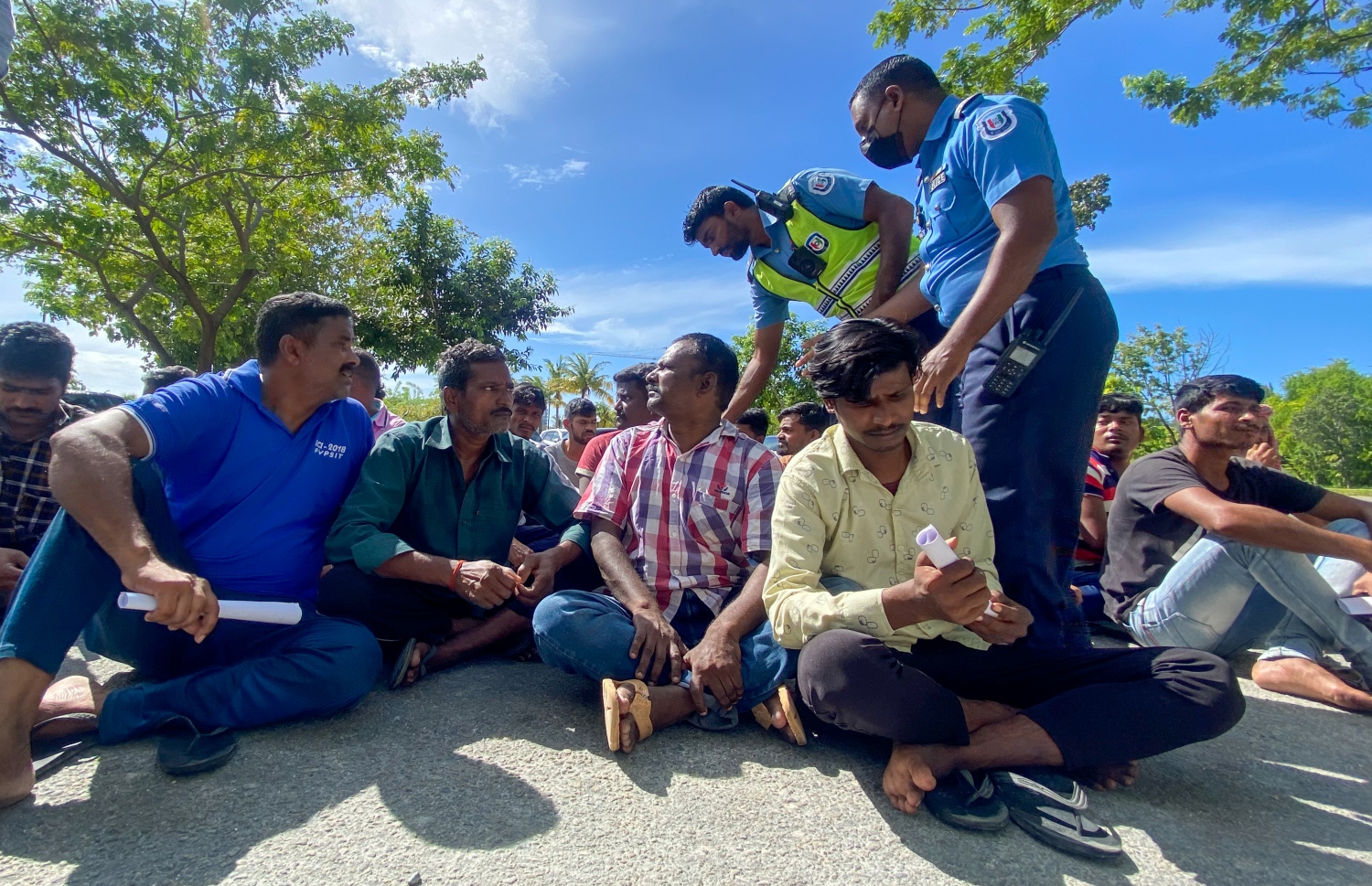 އިހްތިޖާޖްކުރި ބިދޭސީން ހުއްޓުވަނީ: އެ މީހުންނަށް މުސާރަ ނުދޭތާ ފަސް މަސްވެފައިވާ ކަމަށް އެކަކު ބުނި. -- ފޮޓޯ: ފަޔާޒް މޫސާ | މިހާރު