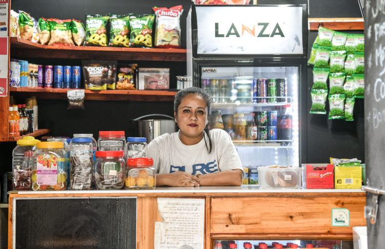 ހަނި ގޯޅިއެއްގައި ހިންގާ ކުޑަ "ގޮޅިއެއް" ގައި ބިދޭސީއަކު ކަސްޓަމަރުންގެ އިންތިޒާރުގައި: މާލޭގެ ހުރިހާ ހަނި ގޯޅިއެއްގައި ވެސް އޮތީ މި "ގޮޅިތައް".---ފައިިލް ފޮޓޯ: މިހާރު