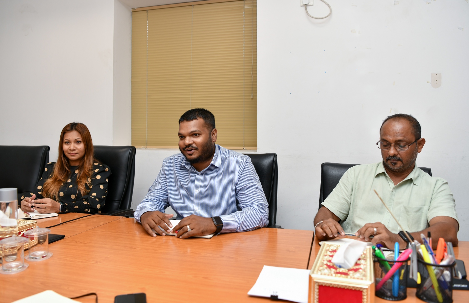 ޕްލޭނިން މިނިސްޓްރީގެ ދަށުން ހިންގާ ބްރިޖު އޮފީހުގެ އިސްވެރިން: ތިލަމާލެ ބްރިޖުގެ ޕްރޮޖެކްޓް މެނޭޖަރު މުހައްމަދު ޖިނާން (މ) ވާހަކަދައްކަވަނީ -- ފޮޓޯ: ފަޔާޒް މޫސާ | މިހާރު