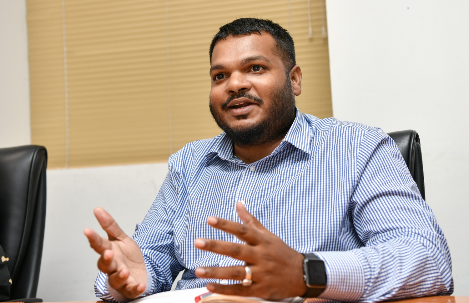 ތިލަމާލެ ބްރިޖުގެ ޕްރޮޖެކްޓް މެނޭޖަރު މުހައްމަދު ޖިނާން "މިހާރު" އަށް އިންޓަވިއު ދެއްވަނީ -- ފޮޓޯ: ފަޔާޒް މޫސާ | މިހާރު