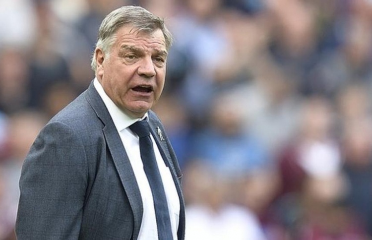 ބޭރު ކޯޗަކަށް އިނގިރޭސި ޓީމު ދީގެންނުވާނެ: އެލަޑައިސް