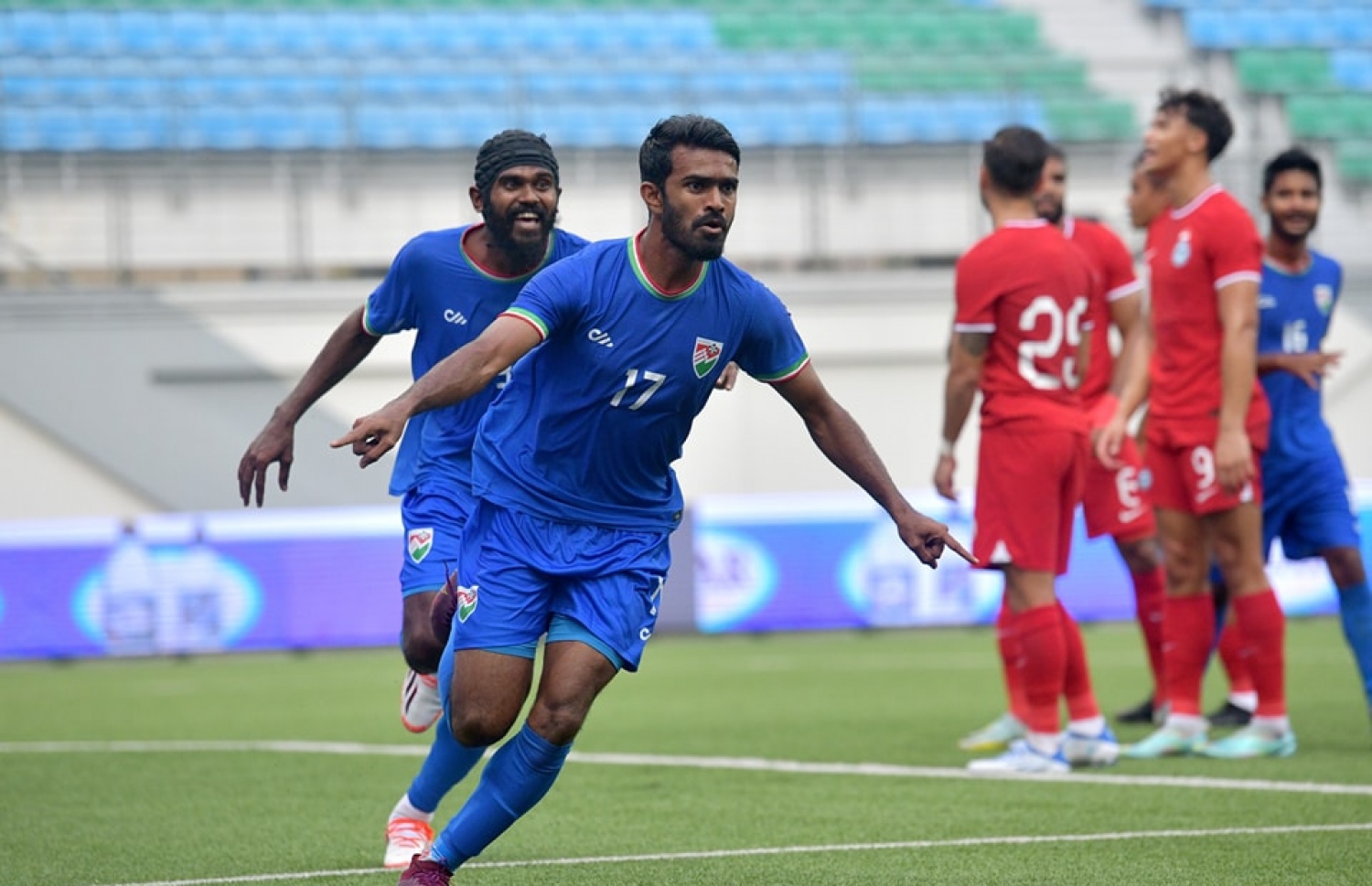 ރާއްޖެ އަށް ލަނޑު ޖަހައި ދިނުމަށް ފަހު އިބްރާހިމް މަހުދީ (17) އުފާފާޅު ކުރަނީ: އޭނާ ރާއްޖެ އަށް ލަނޑު ޖަހައިދިނީ ސިންގަޕޫރުން ފުރަތަމަ ލަނޑު ޖަހައިގެން ލީޑް ނަގައިފައިވަނިކޮށް --- ފޮޓޯ: އެފްއޭއެމް