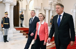 Romanian Prime Minister Nicolae Ciuca (L), European Commission President Ursula von der Leyen (C) and Romanian President Klaus Iohannis (R) arrive for the signing of an Agreement on Strategic Partnership in the Field of Green Energy Development and Transmission between the governments of Azerbaijan, Georgia, Romania and Hungary, at the presidential Cotroceni Palace in Bucharest on December 17, 2022. -- Photo: Daniel Mihailescu / AFP