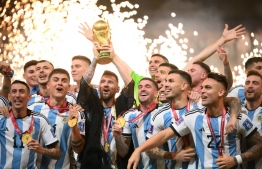 އާޖެންޓީނާ އަށް މުބާރާތުގެ ތަށި މެސީ އުފުލާލަ ދެނީ --- ފޮޓޯ: އޭއެފްޕީ