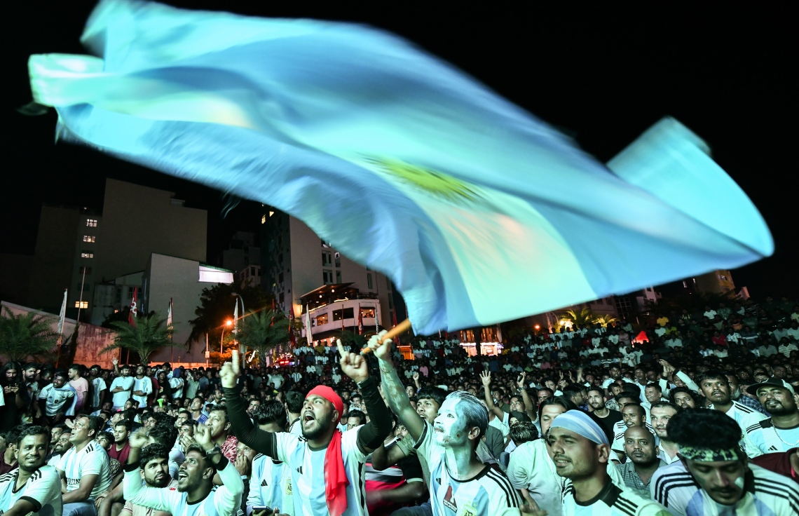 އާޖެންޓީނާ އަށް ސަޕޯޓުކުރާ މީހުން އެ ޓީމުގެ ދިދަ ވިހުރުވަނީ: އާޖެންޓީނާ އާއި ފްރާންސްގެ ފައިނަލް މެޗު ބަލަން އެތައް ސަތޭކަ ބަޔަކު އާޓިފިޝަލް ބީޗް ސަރަހައްދަށް ޖަމާވެ ފޯރި ނެގި.---ފޮޓޯ: ފަޔާޒު މޫސާ| މިހާރު