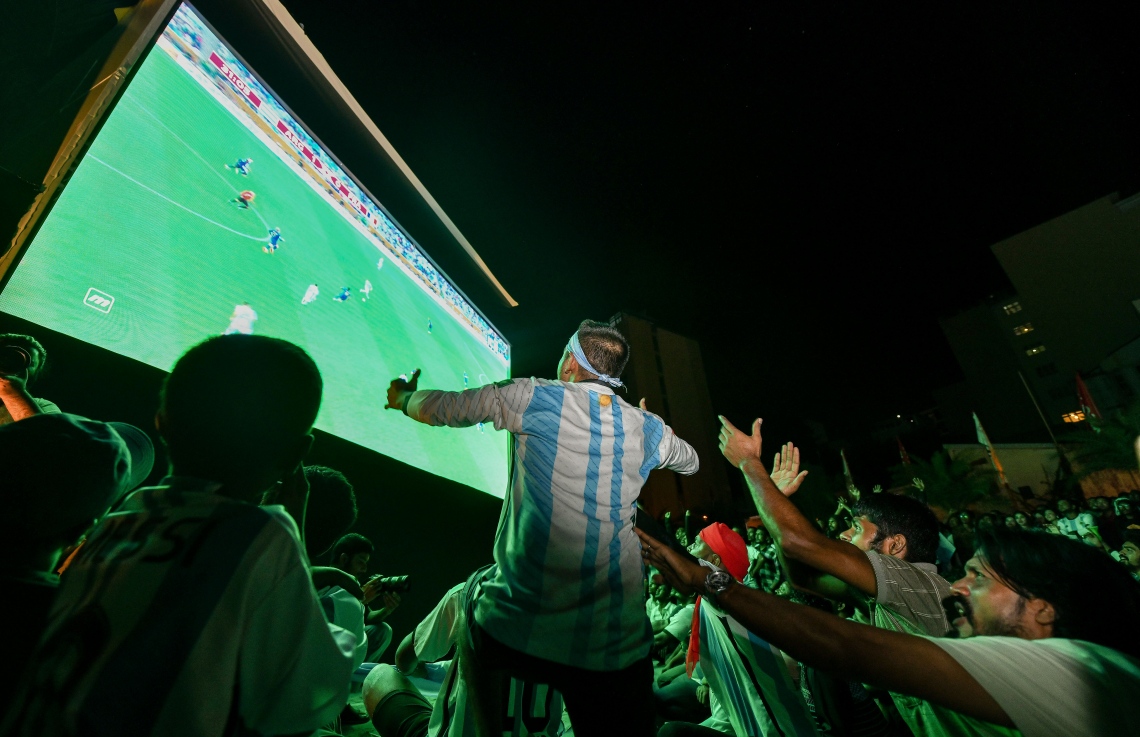 މިރޭ ކުޅުނު ވޯލްކަޕް ފައިނަލް މެޗު އާޓިފިޝަލް ބީޗުގެ ބޮޑު ސްކްރީންގައި ބަލަނީ: އެންމެ ފަހުގެ ޗެމްޕިއަން ފްރާންސް ބަލިކޮށް މި އަހަރު ވޯލްޑްކަޕް ކާމިޔާބު ކުރީ އާޖެންޓީނާ.--- ފޮޓޯ: ފަޔާޒު މޫސާ | މިހާރު