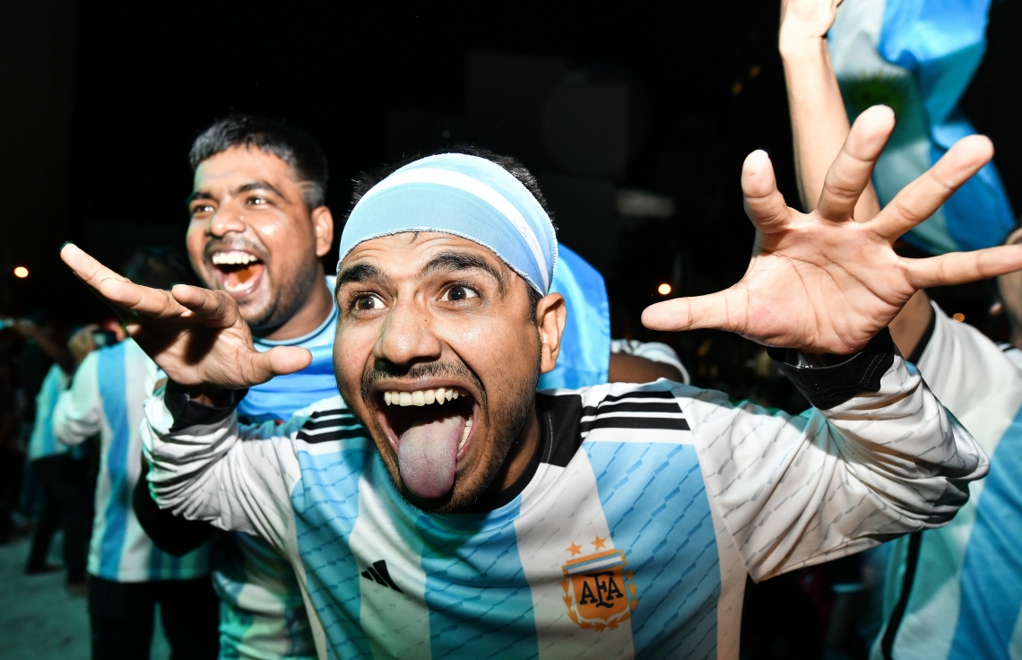 ވޯލްޑް ކަޕްގެ ފައިނަލް މެޗުގައި އާޖެންޓީނާ އިން ގޯލް ޖެހުމުން މީހުން އުފާފާޅުކުރަނީ.--- ފޮޓޯ: ފަޔާޒު މޫސާ | މިހާރު