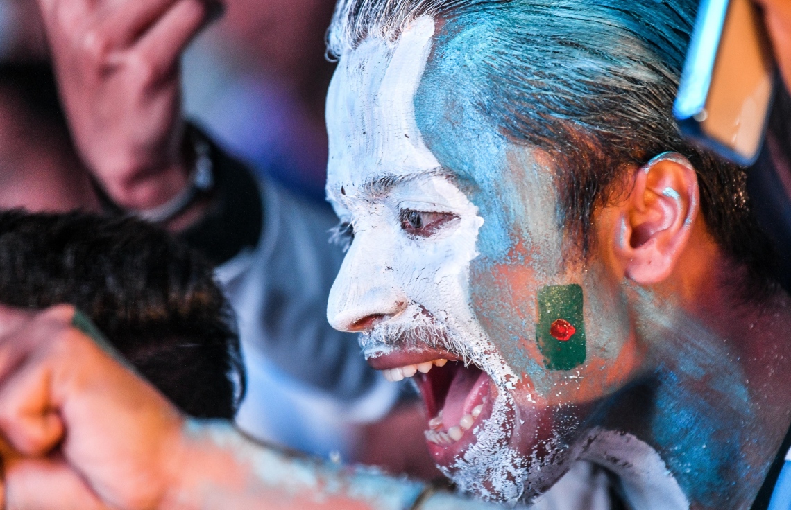 މި އަހަރުގެ ވޯލްޑް ކަޕްގެ ތަށި އާޖެންޓީނާ އުފުލައިލުމުން އާޓިފިޝަލް ބީޗް ސަރަހައްދުގައި ބަންގްލަދޭޝްގެ ސަޕޯޓަރުން އެ ކަން ފާހަގަކޮށް ފޯރި ނަގަނީ.---ފޮޓޯ: ފަޔާޒު މޫސާ| މިހާރު