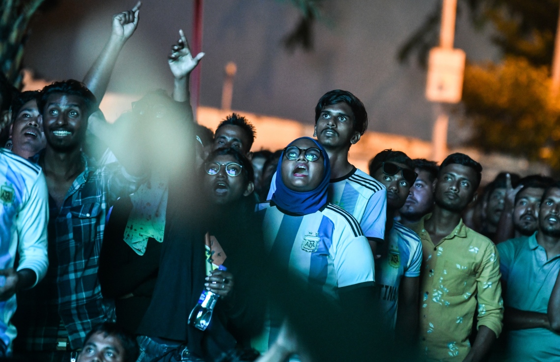 އާޓިފިޝަލް ބީޗު ސަރަހައްދުގައި އާޖެންޓީނާގެ ސަޕޯޓަރުން މެޗު ބަލަނީ: ދިވެހިންގެ އިތުރުނަ އެތައް ސަތޭކަ ބިދޭސީންނެއް ވެސް ވަނީ އެ ސަރަހައްދުގައި މެޗު ބަލައި، އާޖެންޓީނާގެ ކާމިޔާބީގައި ބައިވެރިވެފައި.--- ފޮޓޯ: ފަޔާޒު މޫސާ | މިހާރު