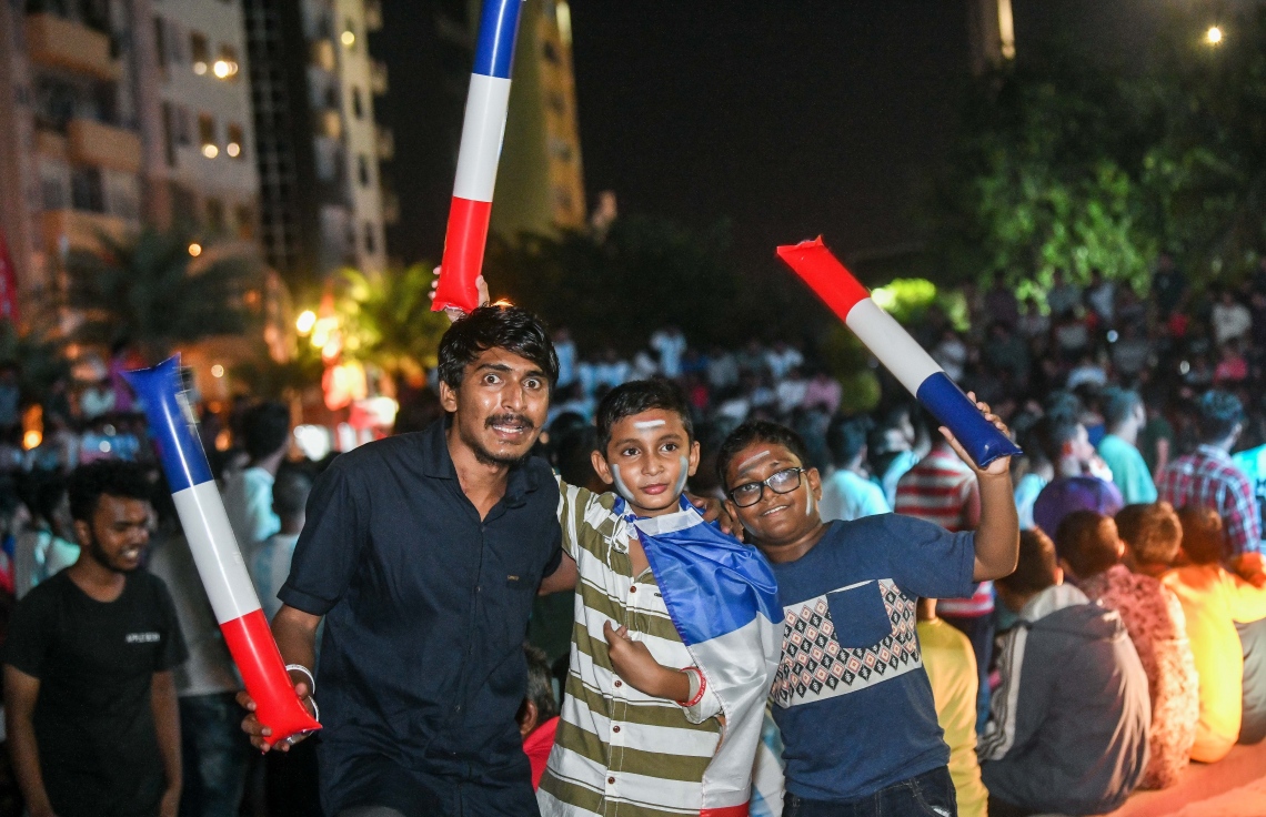 ފްރާންސަށް ސަޕޯޓުކުރާ ދިވެހި ކުޑަކުދިންތަކެއް މިރޭ އާޓިފިޝަލް ބީޗުގައި ފޮޓޯއަަކަށް ތައްޔާރު ވެގެން.--- ފޮޓޯ: ފަޔާޒު މޫސާ | މިހާރު