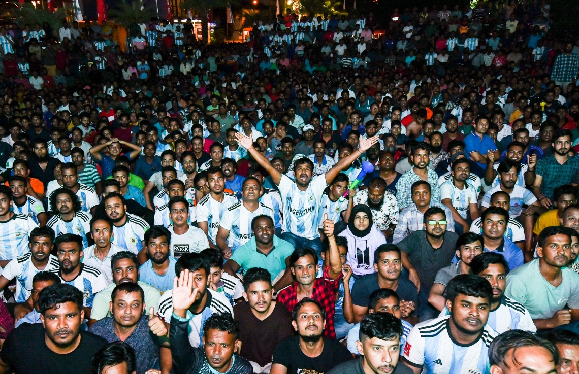 ދިވެހިންނާއި ބިދޭސީން އާޓިފިޝަލް ބީޗު ސަރަހައްދުގައި ގައި މިރޭގެ ފައިނަލް މެޗު ބަލަނީ.--- ފޮޓޯ: ފަޔާޒު މޫސާ | މިހާރު