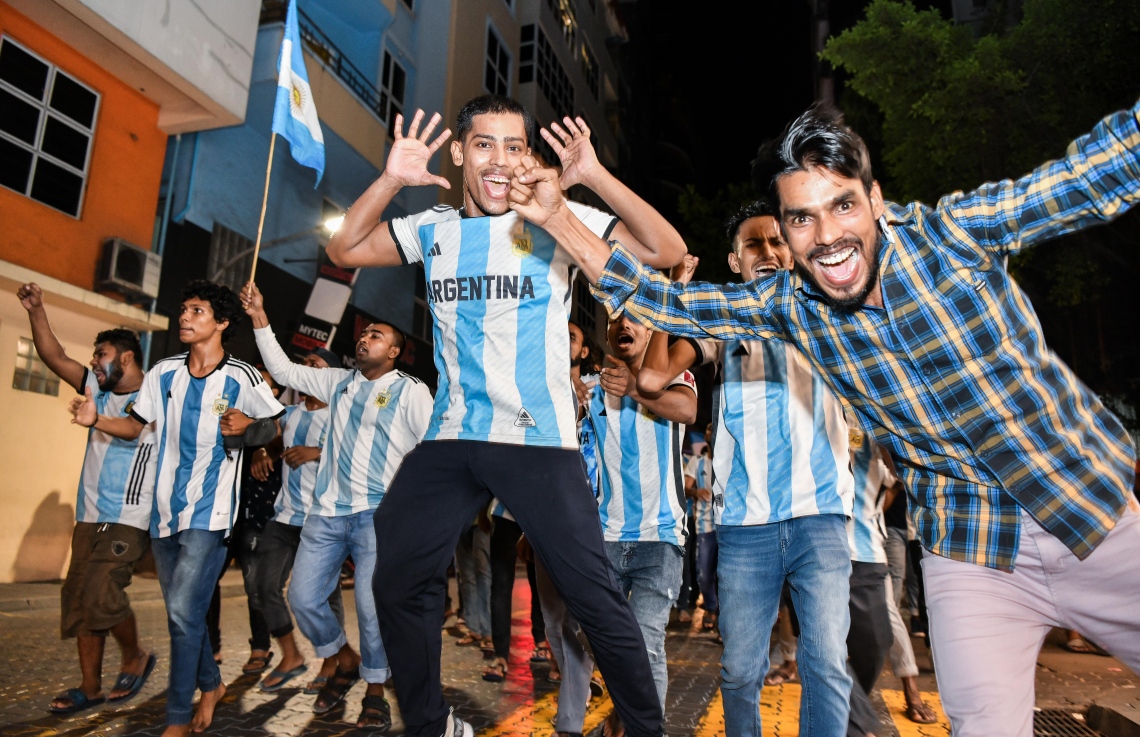 އާޖެންޓީނާ އިން ވޯލްޑް ކަޕް ކާމިޔާބު ކުރުމާ ގުޅިގެން މާލޭގައި ބިދޭސީން އުފާފާޅުކުރަނީ.--- ފޮޓޯ: ފަޔާޒު މޫސާ | މިހާރު