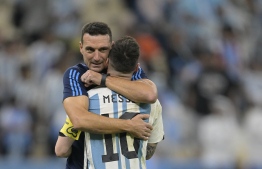 އާޖެންޓީނާގެ ކޯޗު ސްކަލޯނީ އާއި ކެޕްޓަން މެސީ.-- ފޮޓޯ: އޭއެފްޕީ