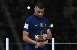 އެމްބާޕޭ، ވޯލްޑް ކަޕްގެ ރަން ބޫޓު ހިފައިގެން.-- ފޮޓޯ: އޭއެފްޕީ