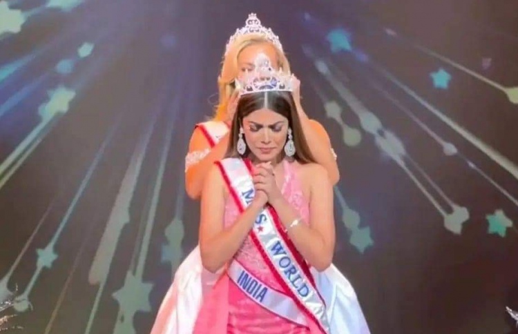 މިސިޒް ވޯލްޑްގެ ތާޖު 21 އަހަރަށް ފަހު އިންޑިއާއަށް