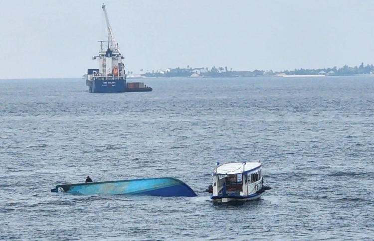 ރަސްފަންނާ ދިމާލު ބޭރުން ދޯންޏެއް ބަންޑުން ޖަހާލައިފި