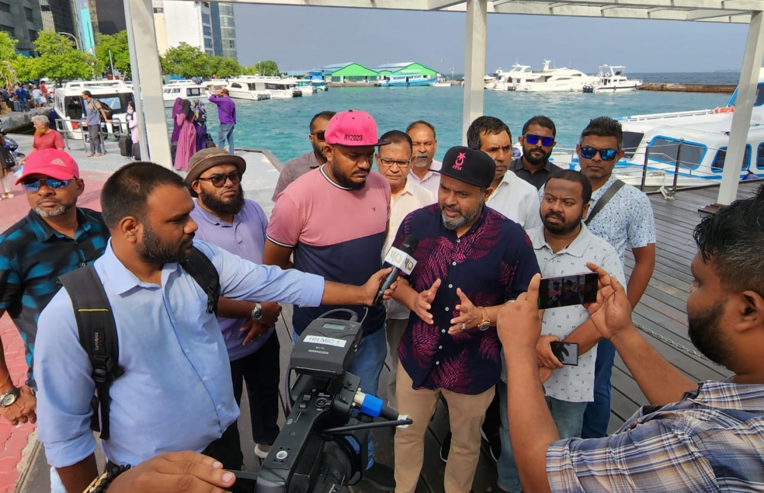 ކ. އަތޮޅުގެ ރައްޔިތުންނާ ބައްދަލުކުރުމަށް އިދިކޮޅު ކޯލިޝަނުން ކުރާ ދަތުރު ފެށުމުގެ ކުރިން ނައިފަރު ދާއިރާގެ މެމްބަރު އަދި ޕީޕީއެމްގެ ނައިބް ރައީސް އަހުމަދު ޝިޔާމް ނޫސްވެރިންނާ ބައްދަލުކުރައްވަނީ -- ފޮޓޯ: ޕީޕީއެމް