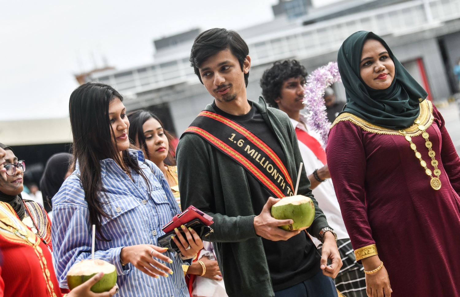 މިއީ ތެޖަސް އާއި އޭނާގެ އަންހެނުން: މިއީ އެ ދެ މީހުން ރާއްޖެއަށް ކުރާ ފުރަތަމަ ދަތުރު. --ފޮޓޯ:ފަޔާޒް މޫސާ/މިހާރު