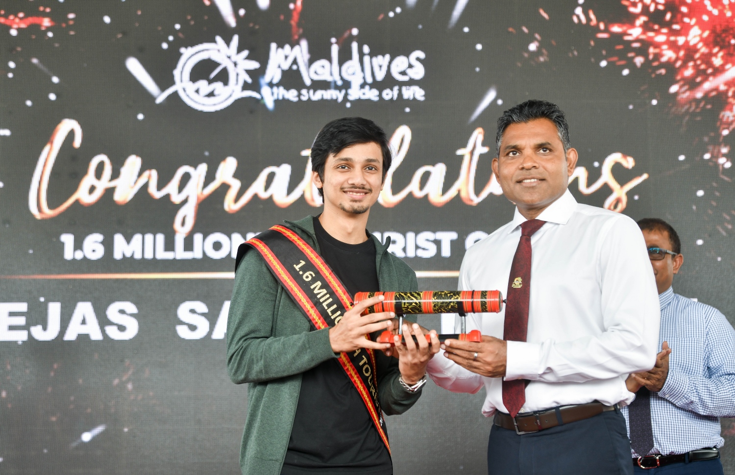 ތެޖަސް އަށް ހާއްސަ ހަދިޔާއެއް ދެނީ. --ފޮޓޯ:ފަޔާޒް މޫސާ/މިހާރު