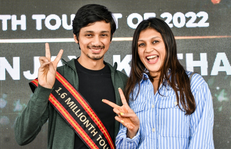 ޒުވާން ދެމަފިރިންގެ ހަނީމޫން ވީ ސަޕްރައިޒަކަށް