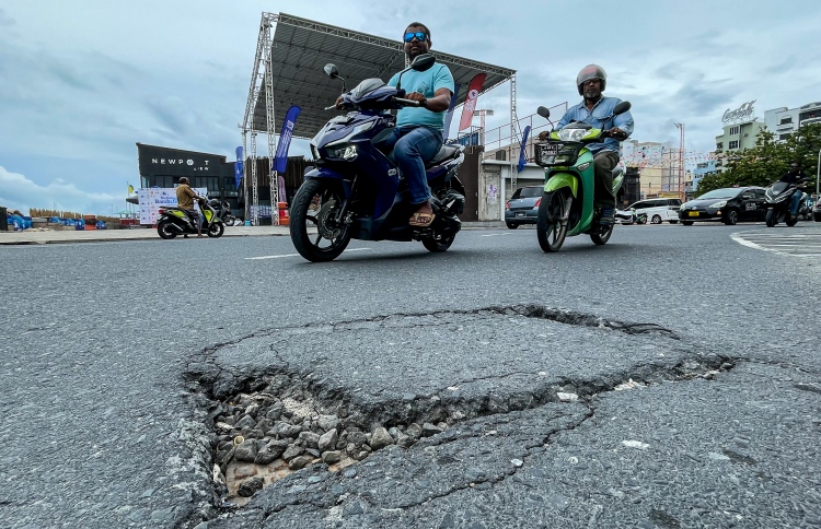 ބޮޑުތަކުރުފާނުމަގުގައި ހަލާކުވެފައި ހުރި ތަންތަން ހަދަނީ