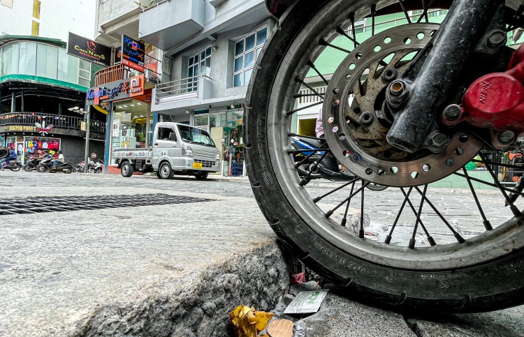 މާލޭގެ މަގުތައް ހަލާކުވެ، ޝަކުވާ ބޮޑުވެފައި!