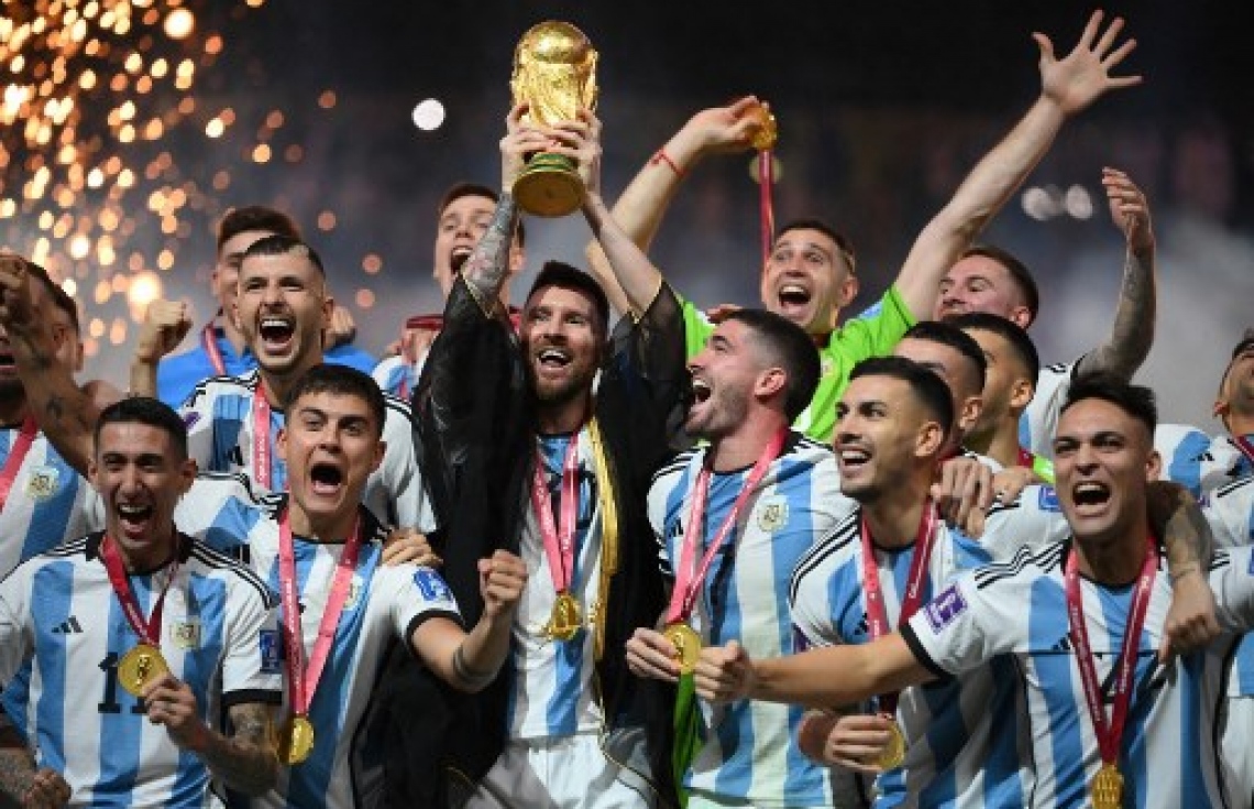 އާޖެންޓީނާގެ ފޯވާޑް ލިއޮނަލް މެސީ ވޯލްޑް ކަޕުގެ ތަށި އުފުލާލުމުން، އެ ޓީމުގެ ކުޅުންތެރިން  އުފާފާޅުކުރަނީ: މިއީ އާޖެންޓީނާ ވޯލްޑް ކަޕް ތަށި އުފުލާލި ތިންވަނަ ފަހަރު.-- ފޮޓޯ: އޭއެފްޕީ