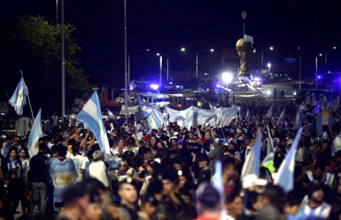 ވޯލްޑް ކަޕުގެ ތަށި ހިފައިގެން އާޖެންޓީނާ ކުޅުންތެރިން އެ ގައުމުގެ ފުޓްބޯޅަ އެސޯސިއޭޝަން ޓްރެއިނިންގް ސެންޓަރަށް އައުމުން ސަޕޯޓަރުން އެތަނަށް އެއްވެ އުފާފާޅުކުރަނީ: މިއީ އާޖެންޓީނާ ވޯލްޑް ކަޕް ތަށި އުފުލާލި ތިންވަނަ ފަހަރު.-- ފޮޓޯ: އޭއެފްޕީ