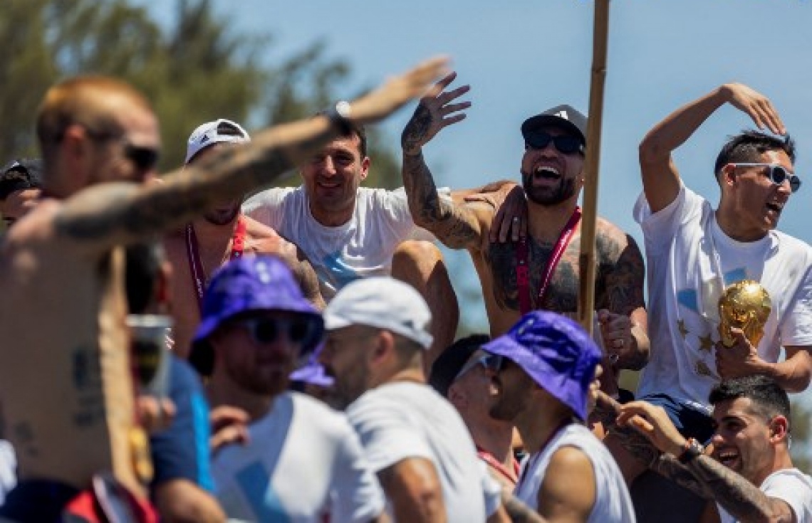 ވޯލްޑް ކަޕުގެ ތަށި ހިފައިގެން އާޖެންޓީނާ ކުޅުންތެރިން އެ ގައުމުގެ ވެރިރަށް ބީނޯސް އޭރީޒްގައި ބޭއްވި ބަސް ޕެރޭޑުގައި ޓީމުގެ ކުޅުންތެރިން އުފާފާޅުކުރަނީ: މިއީ އާޖެންޓީނާ ވޯލްޑް ކަޕް ތަށި އުފުލާލި ތިންވަނަ ފަހަރު.-- ފޮޓޯ: އޭއެފްޕީ