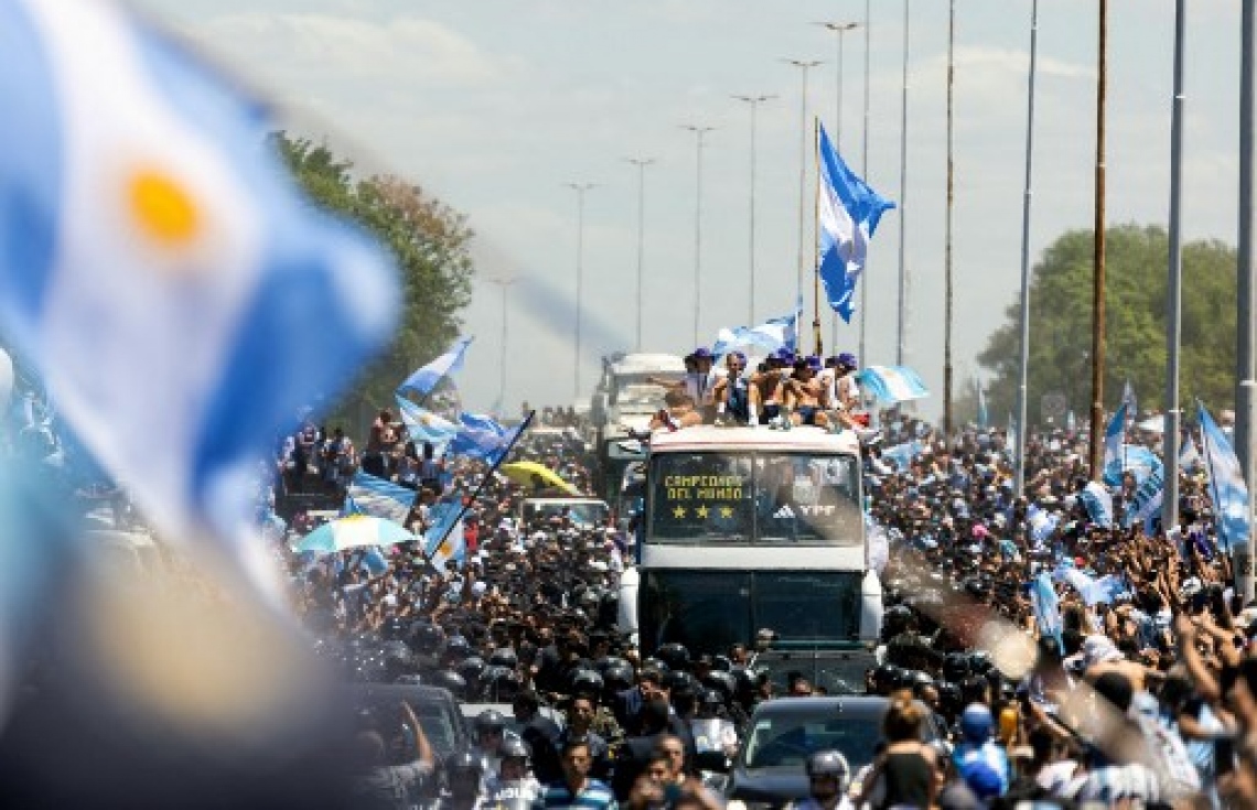 ވޯލްޑް ކަޕުގެ ތަށި ހިފައިގެން އާޖެންޓީނާ ކުޅުންތެރިން އެ ގައުމުގެ ވެރިރަށް ބީނޯސް އޭރީޒްގައި ބޭއްވި ބަސް ޕެރޭޑުގައި އާންމުން ބައިވެރިވެ އުފާފާޅުކުރަނީ: މި ޕެރޭޑުގައި އެތައް ހާސްބަޔަކު ވަނީ ބައިވެރިވެފައި.-- ފޮޓޯ: އޭއެފްޕީ