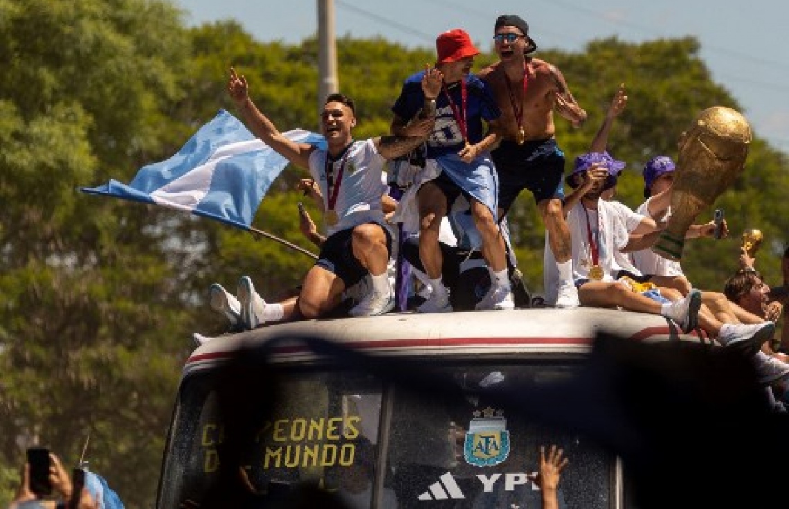 ވޯލްޑް ކަޕުގެ ތަށި ހިފައިގެން އާޖެންޓީނާ ކުޅުންތެރިން އެ ގައުމުގެ ވެރިރަށް ބީނޯސް އޭރީޒްގައި ބޭއްވި ބަސް ޕެރޭޑުގައި ކުޅުންތެރިން އުފާފާޅުކުރަނީ: މިއީ އާޖެންޓީނާ ވޯލްޑް ކަޕް ތަށި އުފުލާލި ތިންވަނަ ފަހަރު.-- ފޮޓޯ: އޭއެފްޕީ