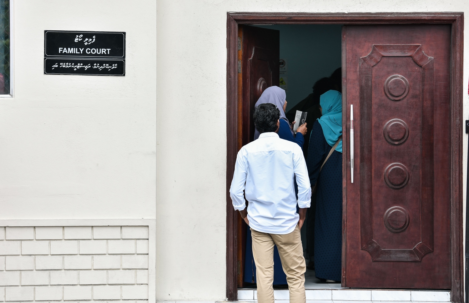 ފެމިލީ ކޯޓަށް ބަޔަކު ވަންނަނީ --- ފޮޓޯ/މިހާރު