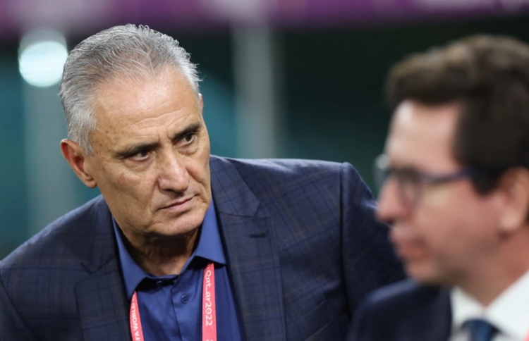 ބްރެޒިލްގެ ކޯޗު ޓީޓޭ: އިއްޔެ އޭނާ އާ މަގުމަތިން ދިމާކޮށް ފޭރިގަތީ ވޯލްޑް ކަޕުން ކެޓުމުން އައި ރުޅީގައި ކަމަށް ބްރެޒިލްގެ މީޑިއާތަކުން ބުނޭ --- ފޮޓޯ: ގެޓީ އިމޭޖަސް