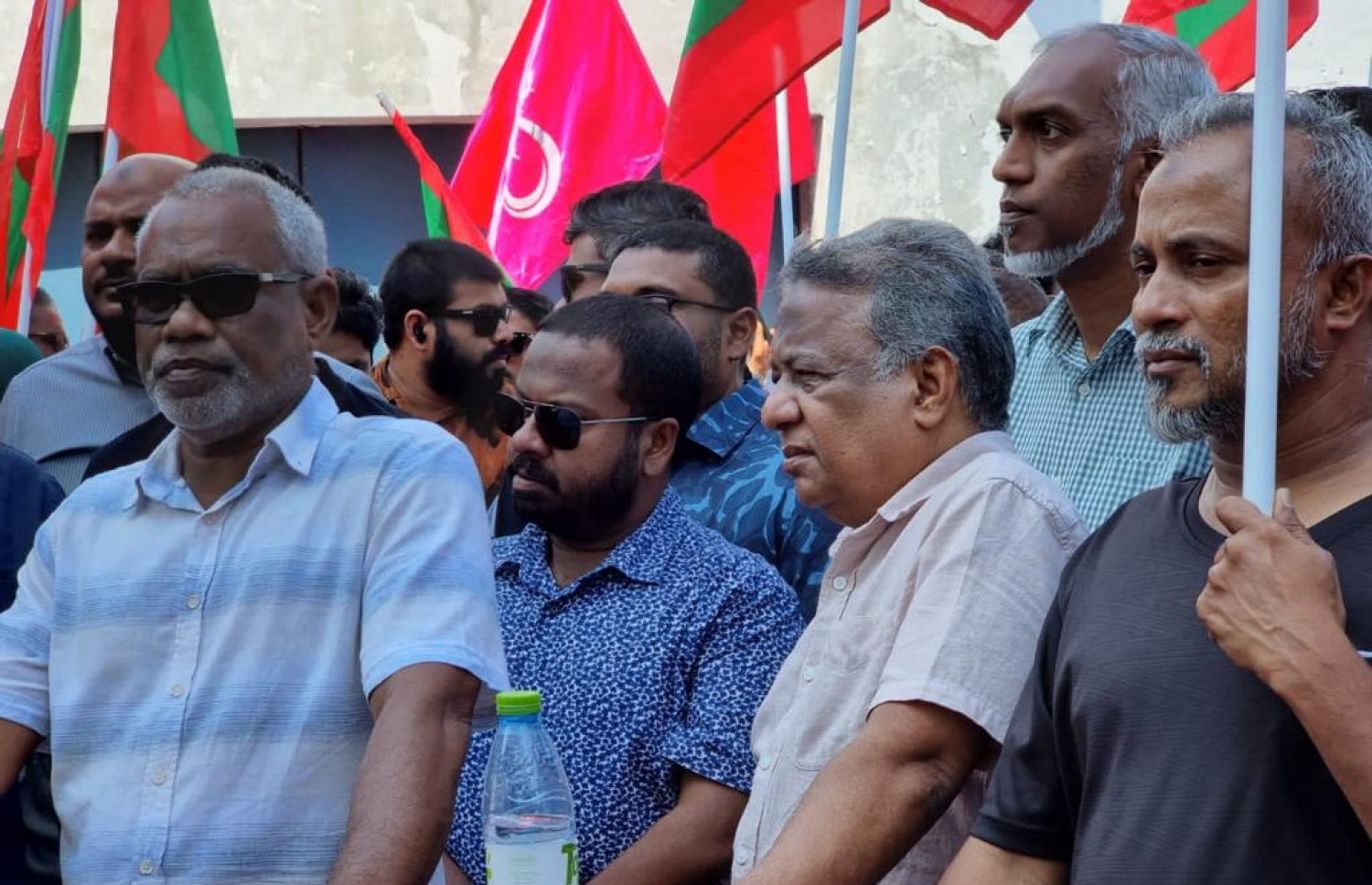 ޔާމީން މިނިވަން ކުރަން ގޮވާލައި ބޭއްވި އެއްވުމެއްގައި ޕީޕީއެމް ލީޑަޝިޕްގެ ބޭފުޅުން: ޔާމީން ވިދާޅުވީ އެ މުޒާހަރާތަކުގައި އެއްވެސް އޮށްޓަރެއް ނެތް ކަމަށް - ފޮޓޯ: މިހާރު