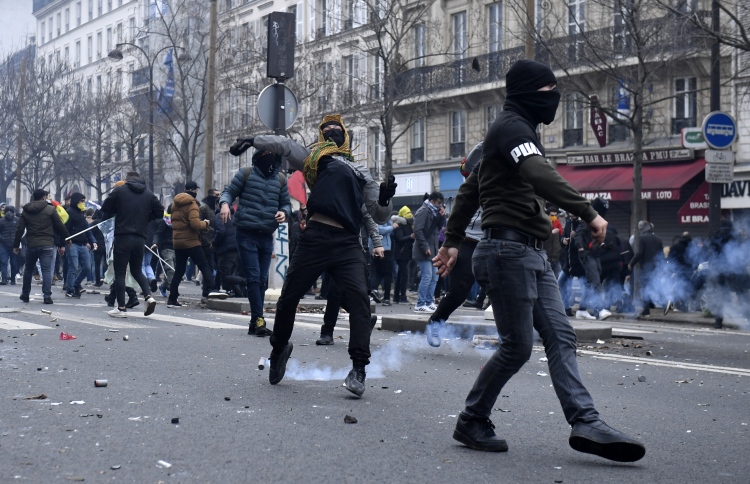 ކުރުދީންނަށް ދިން ހަމަލާއަށްފަހު ޕެރިހުގައި ހަމަނުޖެހުން