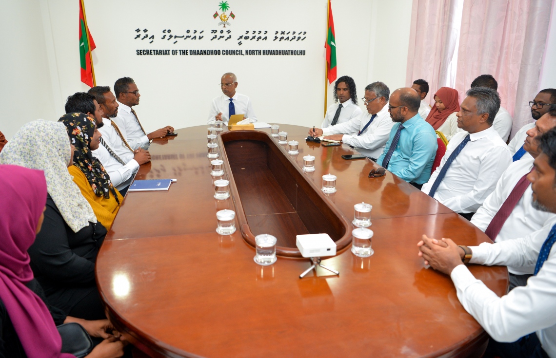 ދާންދޫ ކައުންސިލްގެ މެމްބަރުންނާއި އެ ރަށު ޑަބްލިއުޑީސީ މެމްބަރުން ރައީސާ ބައްދަލުކުރައްވަނީ.-- ފޮޓޯ: ރައީސް އޮފީސް