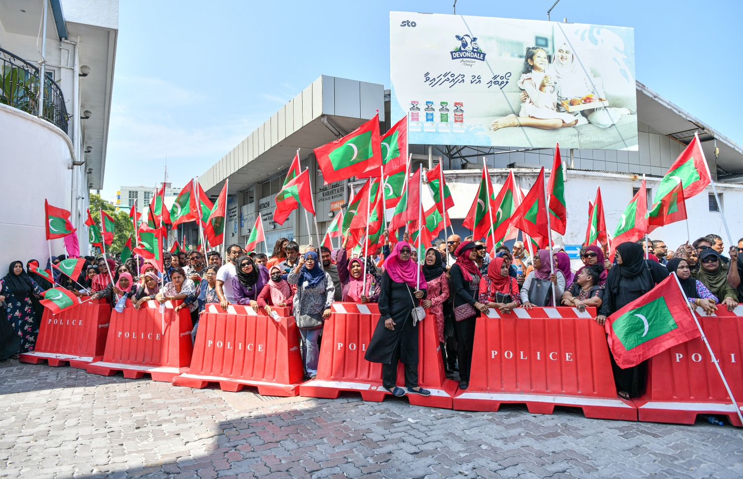 ކުރީގެ ރައީސް އަބްދުﷲ ޔާމީނަށް ހުކުމް އިއްވާތީ، ޕީޕީއެމްގެ ސަޕޯޓަރުން ކްރިމިނަލް ކޯޓު ސަރަހައްދުގައި މުޒާހަރާ ކުރަނީ -- ފޮޓޯ: ނިޝާން އަލީ | މިހާރު