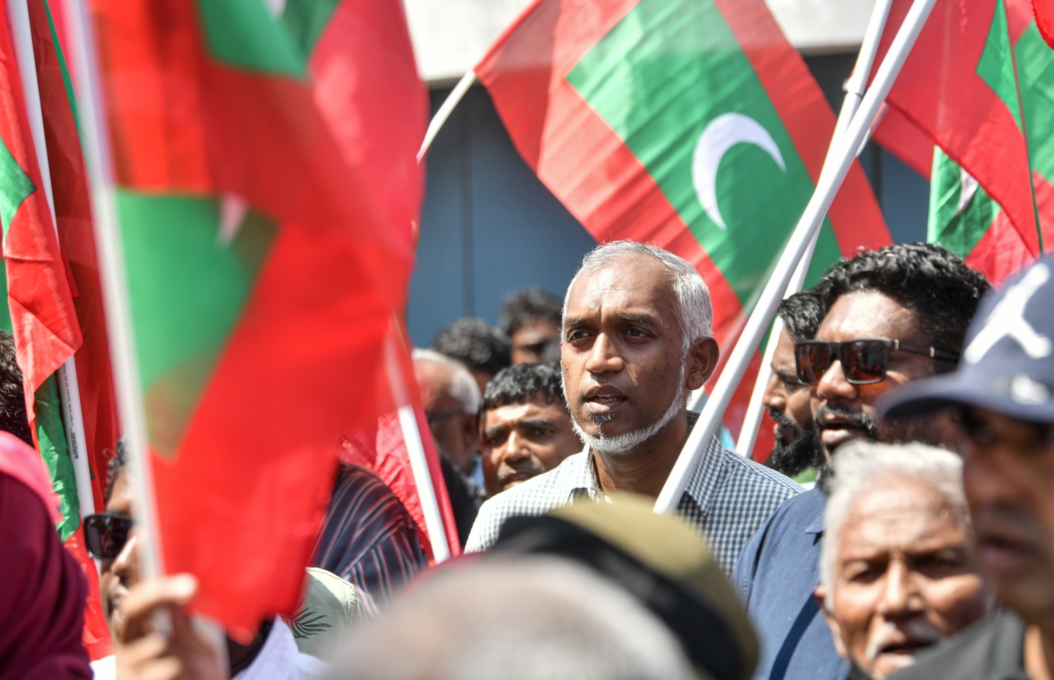 ކުރީގެ ރައީސް އަބްދުﷲ ޔާމީނަށް ހުކުމް އިއްވާތީ، ޕީޕީއެމްގެ ސަޕޯޓަރުން ކްރިމިނަލް ކޯޓު ސަރަހައްދުގައި ކުރަމުންދާ މުޒާހަރާގައި މާލޭގެ މޭޔަރު މުހައްމަދު މުއިއްޒު ބައިވެރިވެ ވަޑައިގަންނަވަނީ -- ފޮޓޯ: ނިޝާން އަލީ | މިހާރު