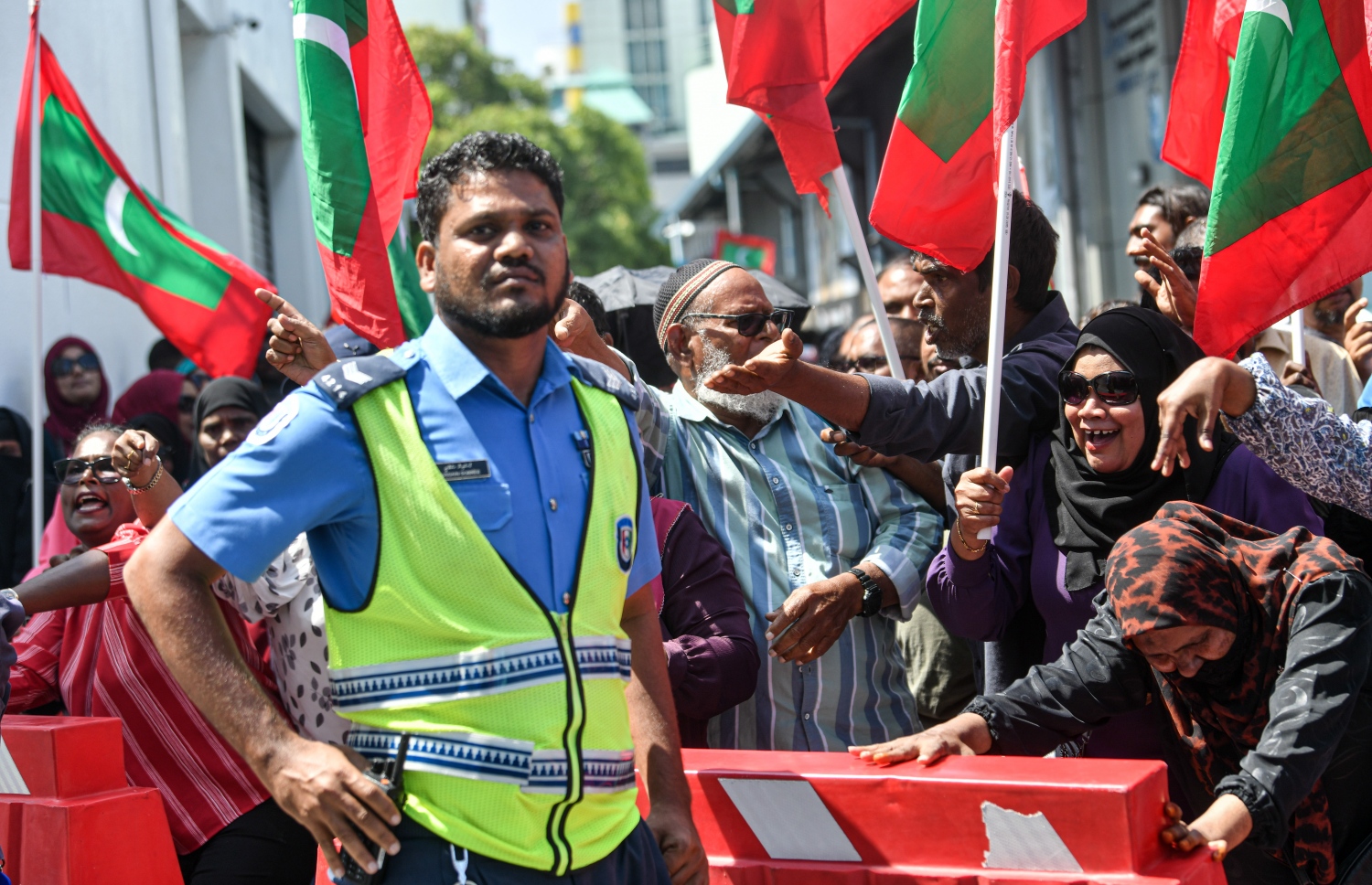 ކުރީގެ ރައީސް އަބްދުﷲ ޔާމީނަށް ހުކުމް އިއްވާތީ، ޕީޕީއެމްގެ ސަޕޯޓަރުން ކްރިމިނަލް ކޯޓު ސަރަހައްދުގައި -- ފޮޓޯ: ނިޝާން އަލީ | މިހާރު