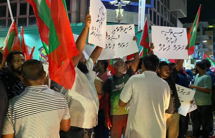 އިދިކޮޅު މުޒާހަރާއިން 16 މީހަކު ހައްޔަރުކޮށްފި