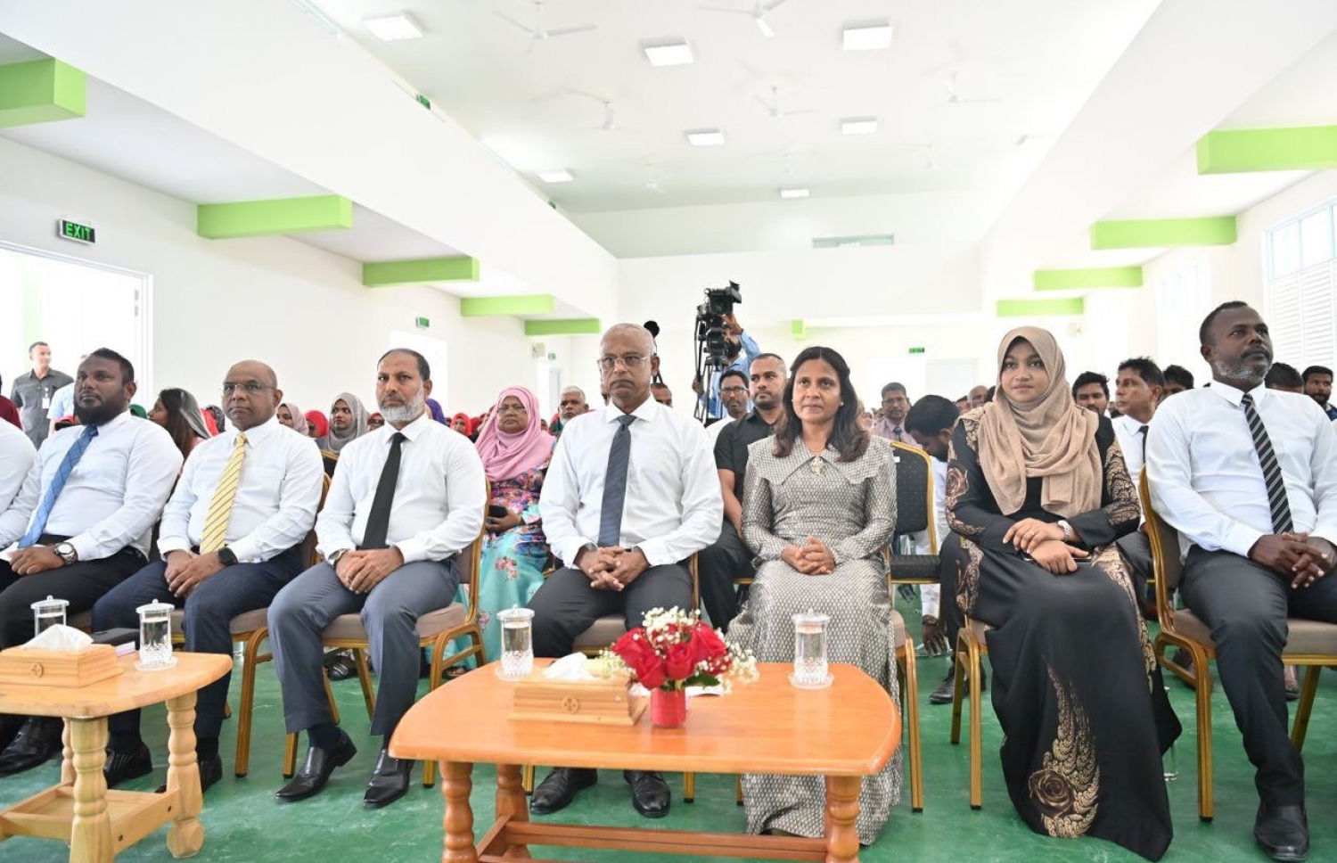 އެއްބައިވަންތަކަމުގެ ދުވަހުގެ ރަސްމީ ޖަލްސާގައި ރައީސްގެ ދެކަނބަލުން ބައިވެރިވެވަޑައިގަންނަވަނީ.-- ފޮޓޯ: ރައީސް އޮފީސް